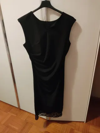 Vestito nero attillato con pizzo