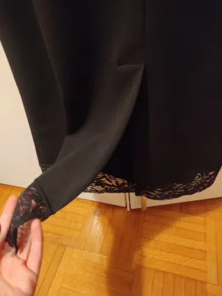 Vestito nero attillato con pizzo