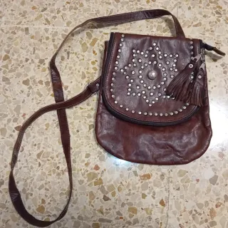 Bolso de piel marrón con tachuelas