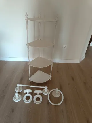 Estantería de esquina y accesorios baño