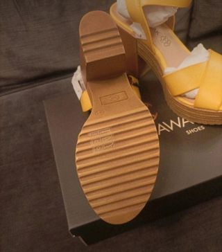 Sandalias de tacón amarillas nuevas
