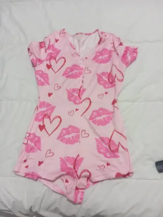 Pijama corto rosa con labios y corazones