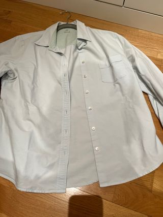 Camisa azul con rayas en cuello y mangas