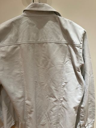 Camisa azul con rayas en cuello y mangas