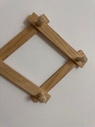 Perchero extensible de madera