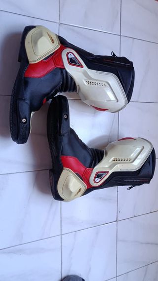 Mono, Guantes y Botas Dainese de Cuero