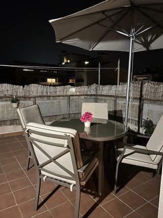 Mesa redonda terraza con 4 sillas y sombrilla