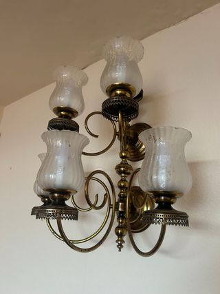 Lámpara de pared dorada con tulipas