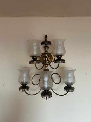 Lámpara de pared dorada con tulipas