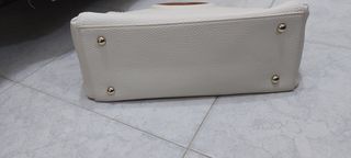 Borsa a mano bianca con manici in legno