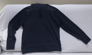 Sudadera color gris oscuro con capucha de mujer