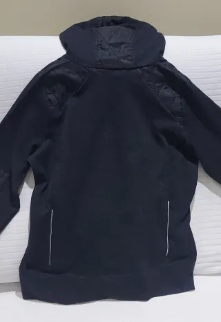 Sudadera color gris oscuro con capucha de mujer