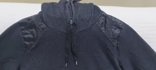 Sudadera color gris oscuro con capucha de mujer