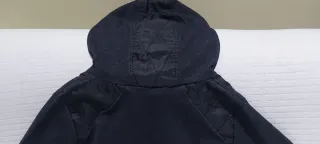 Sudadera color gris oscuro con capucha de mujer