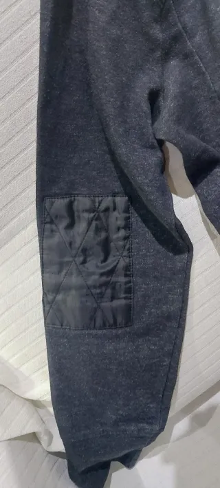 Sudadera color gris oscuro con capucha de mujer