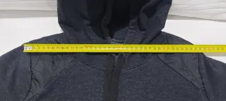 Sudadera color gris oscuro con capucha de mujer