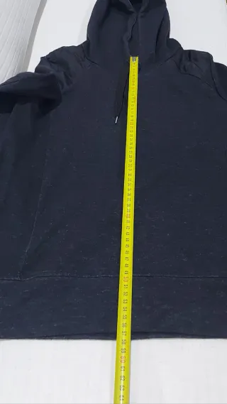 Sudadera color gris oscuro con capucha de mujer