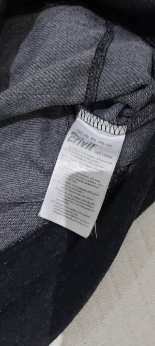 Sudadera color gris oscuro con capucha de mujer