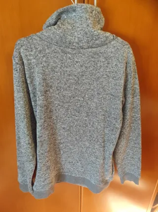 Sudadera gris con cuello alto y logo
