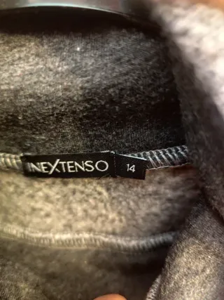 Sudadera gris con cuello alto y logo