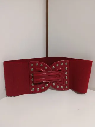 Cinturón elástico rojo con tachuelas
