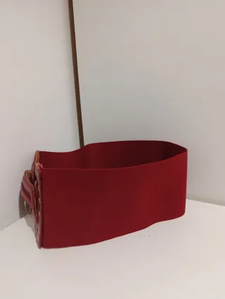 Cinturón elástico rojo con tachuelas