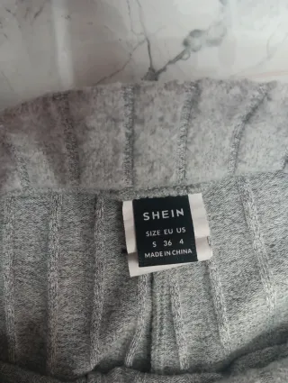 Pantalón acampanado gris sin bolsillos