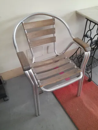 Silla de metal y madera