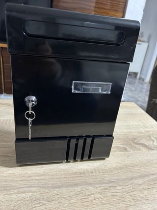 Buzón negro para casa
