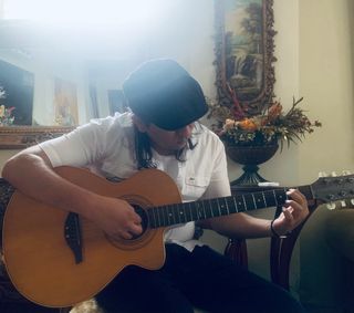 Profesor/guitarra y ukulele a domicilio y online.