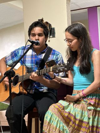 Profesor/guitarra y ukulele a domicilio y online.