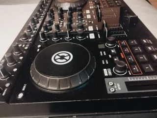 Controladora DJ Traktor S4 Negra
