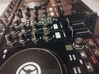 Controladora DJ Traktor S4 Negra
