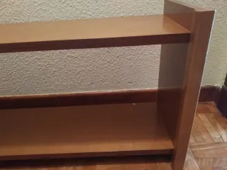 Estantería de madera, para colgar y con 2 baldas