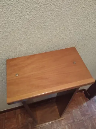 Estantería de madera, para colgar y con 2 baldas