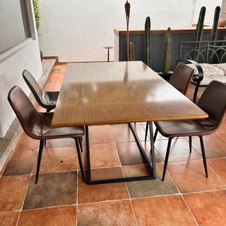 Mesa de Terraza y 4 Sillas de piel