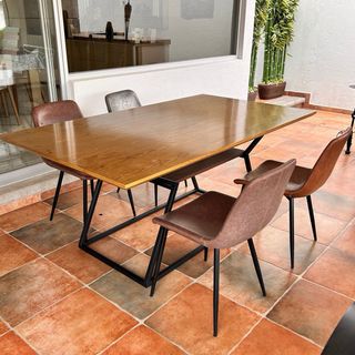 Mesa de Terraza y 4 Sillas de piel