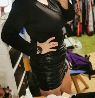 Falda corta negra fruncida