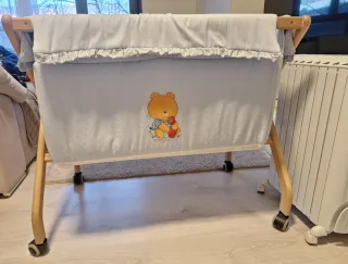 Cuna de madera con ruedas compacta y completa