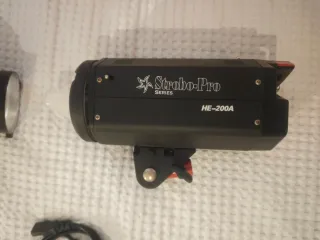 Flash StudioPro HE-200A con reflector