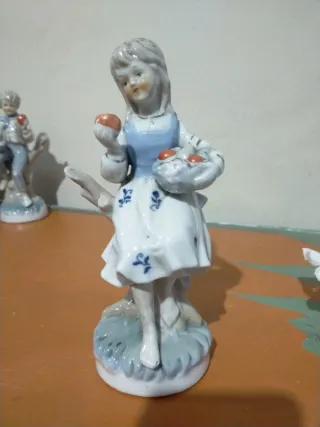 Figura cerámica niña con cesta