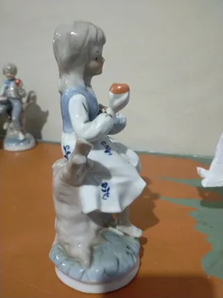 Figura cerámica niña con cesta