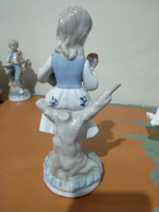 Figura cerámica niña con cesta