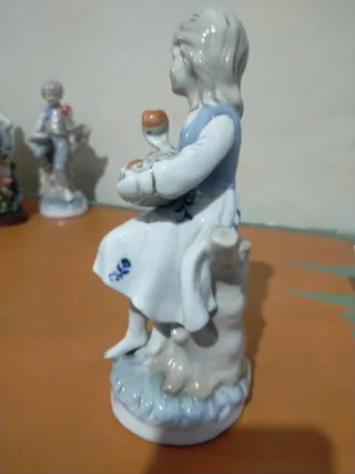 Figura cerámica niña con cesta