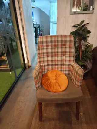 Butacas, mesa madera, sofá terraza blanco