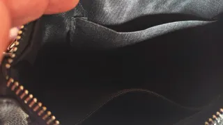 Bolso tipo chupa rockero con tachas y cadena