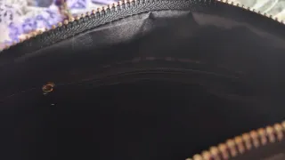 Bolso tipo chupa rockero con tachas y cadena