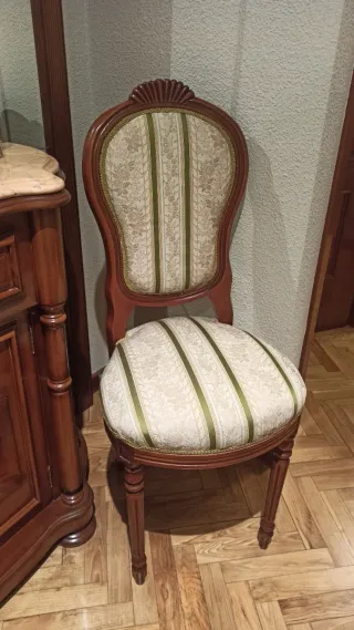 Silla antigua elegante de madera y tela