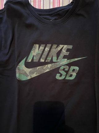 Camiseta Nike SB Negra Camuflaje