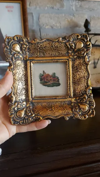 Cornice dorata vintage con miniatura